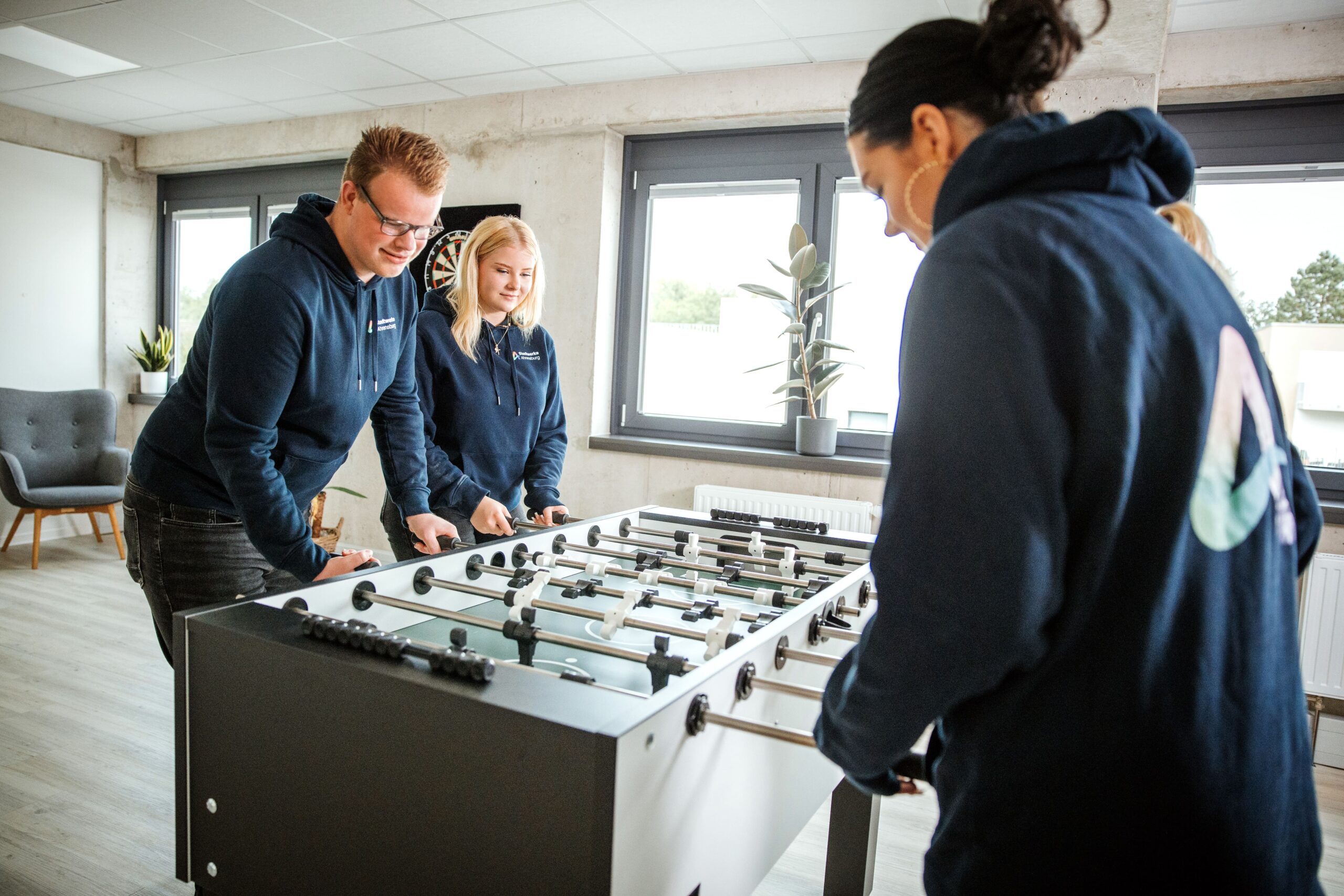 Auszubildende der Stadtwerke Ahrensburg spielen Kicker