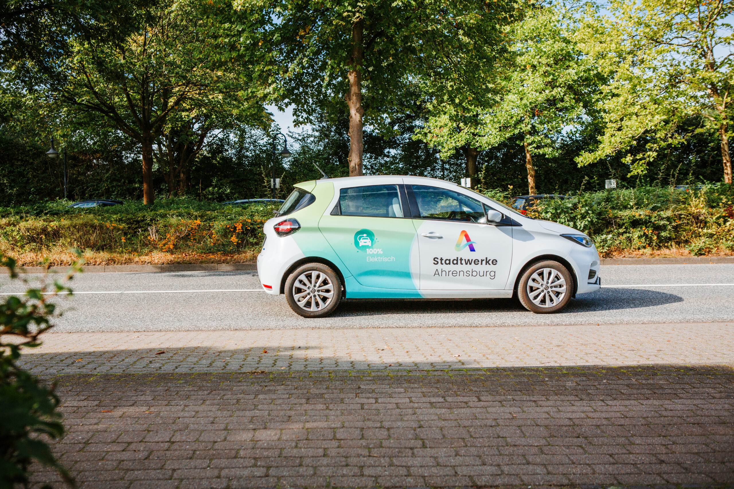 Elektroauto der Stadtwerke Ahrensburg vor Ort – mit Strom von der Elektroladestation in Ahrensburg unterwegs