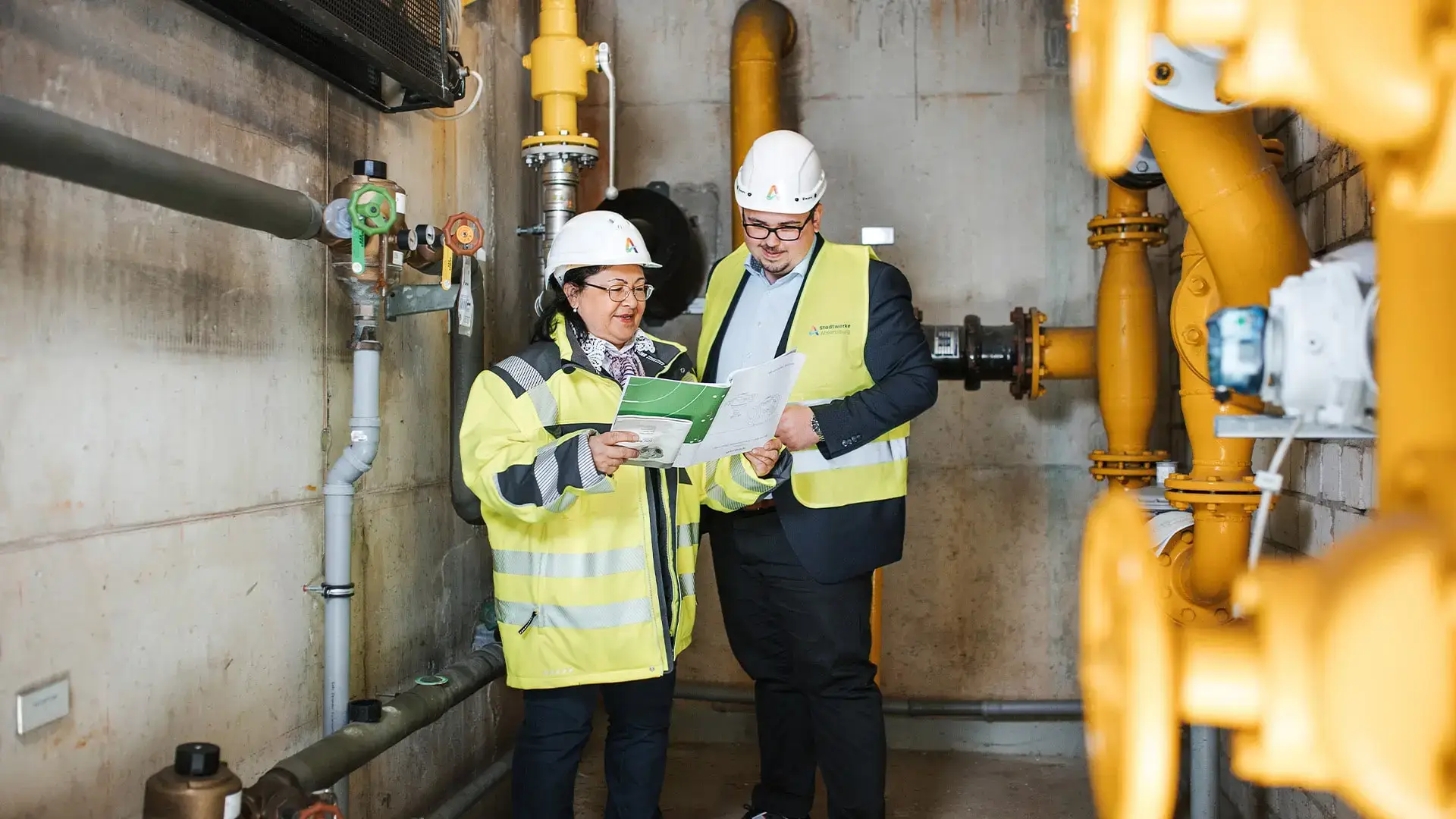 Pawel und Valentina vor Blockkraftheizwerk (BKHW)