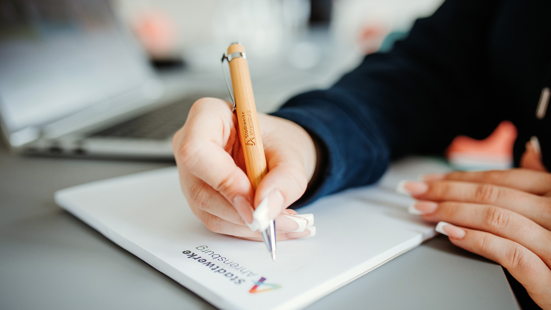 Azubi macht sich Notizen