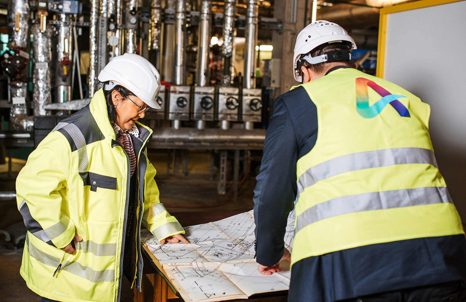 Pawel und Valentina vor Blockkraftheizwerk (BKHW)